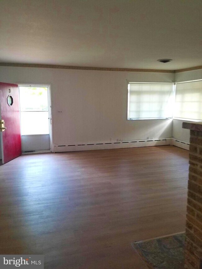 Building Photo - 3 3rd Ave