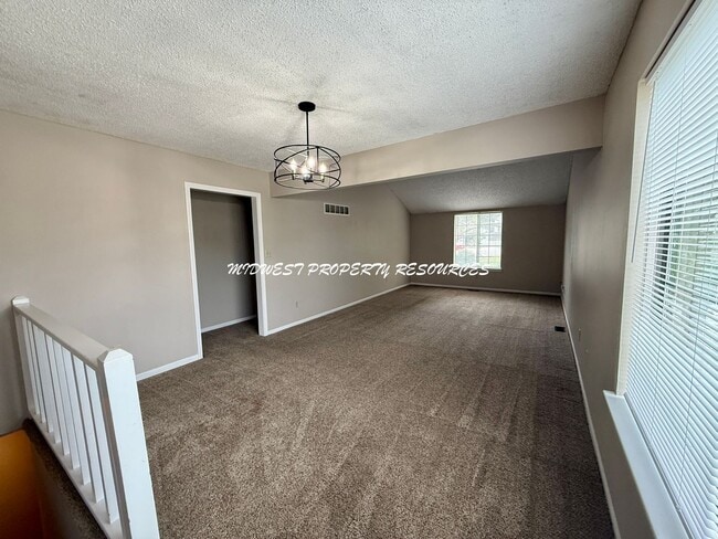 Building Photo - Large 2 Bedroom/1 Bath Duplex in Lee's Summit