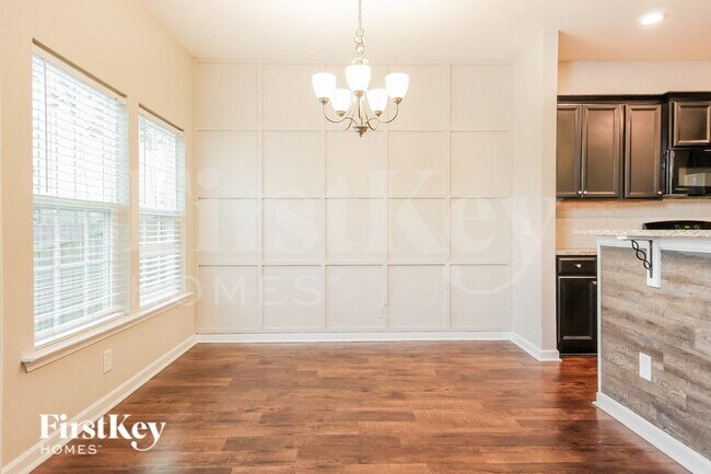Foto del edificio - 732 Redbud Ln
