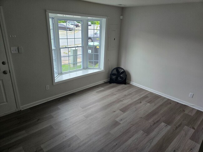 Foto del edificio - 3 bedroom, 1.5 bath townhome in Newark