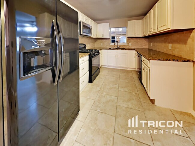 Building Photo - 350 Lemur Dr