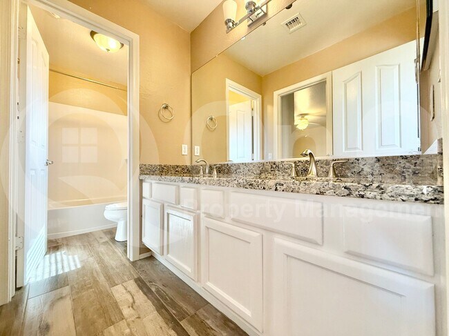 Building Photo - 3318 E Pinot Noir Ave