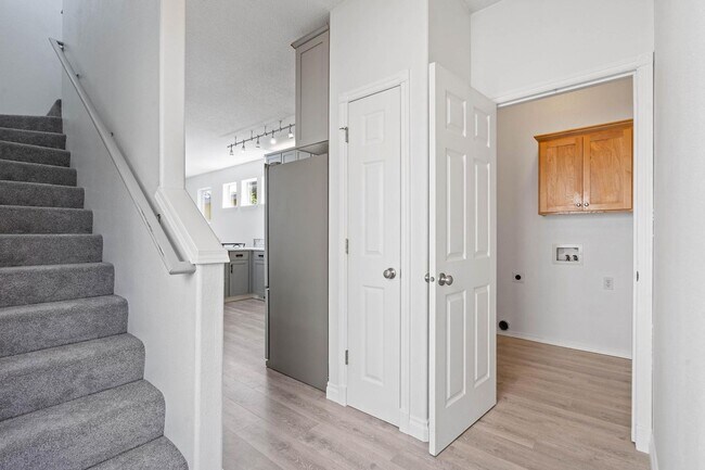 Foto del edificio - Lovely 3-bdrm/2-bath thin house in Portsmouth. Fenced backyard w/ deck, 1-car garage