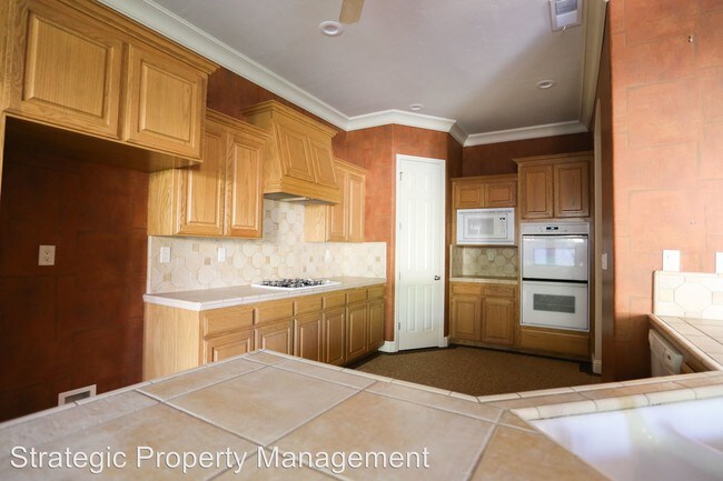 Building Photo - 5848 N La Paz Ave