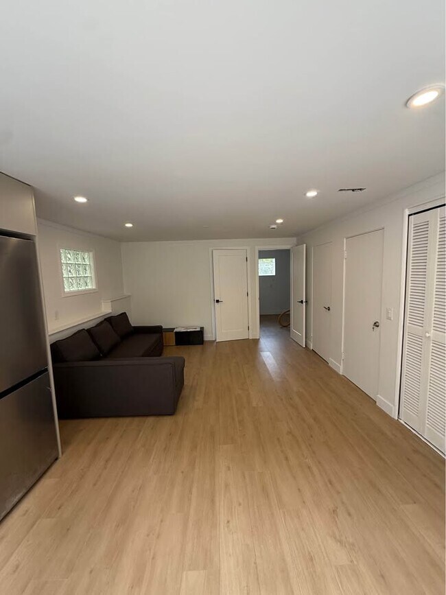 Building Photo - 810 Burley Dr