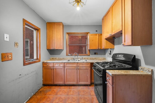 Building Photo - 296 E 148th Pl