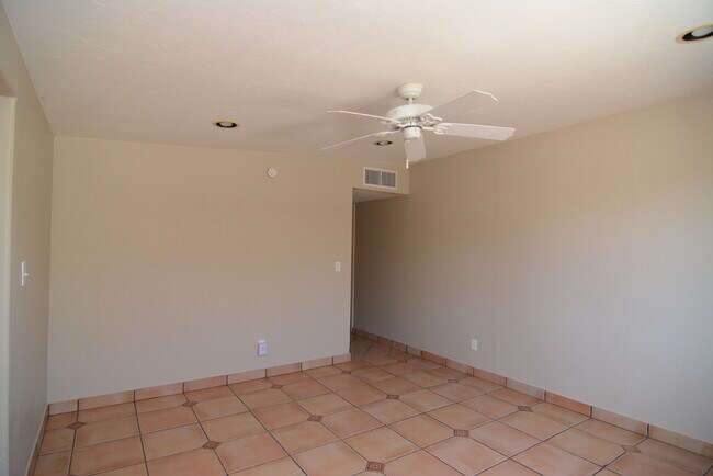 Building Photo - Charming 4 Bedroom 2 Bedroom! Great South ...