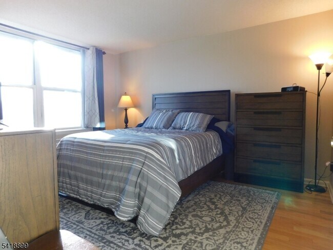 Foto del edificio - 300 Main St