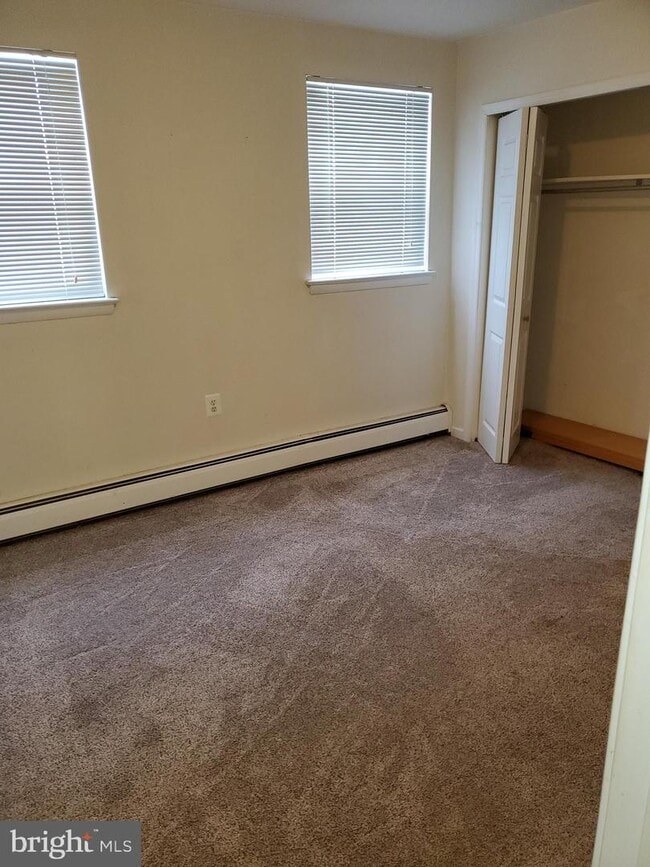 Building Photo - 302 River Rd