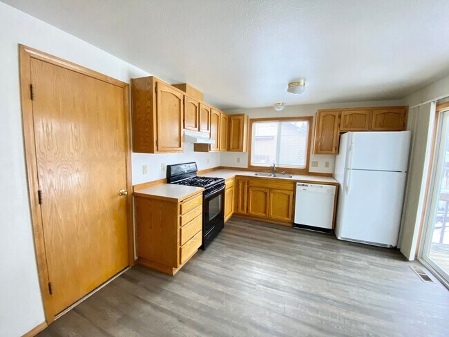 Building Photo - Charming 3 Bedroom/ 2 Bath Home with 2 car...