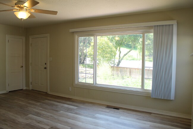 Building Photo - 1010 S Cloverdale Blvd