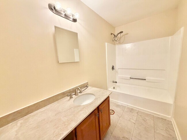 Foto del edificio - 2 Bedroom (+ Office) Home Burlington Available 8/1