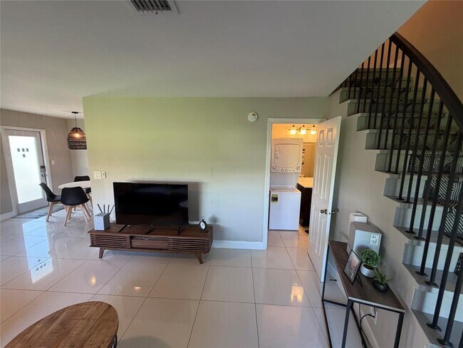 Foto del edificio - 608 NE 29th Dr