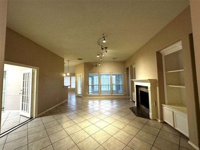 Building Photo - 1115 Courtside Dr E