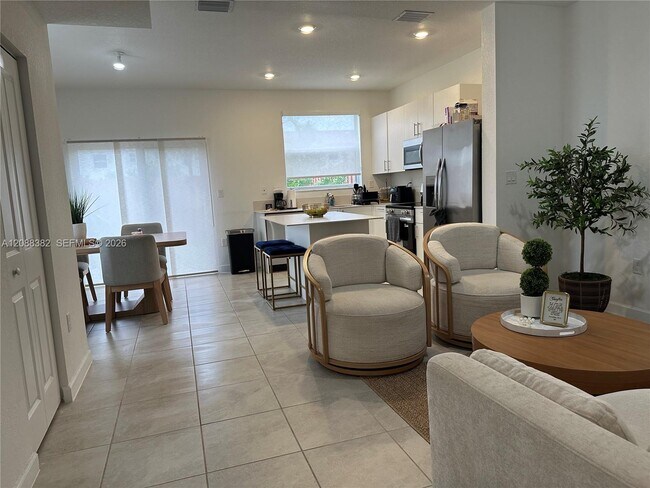 Foto del edificio - 2672 SE 28th St
