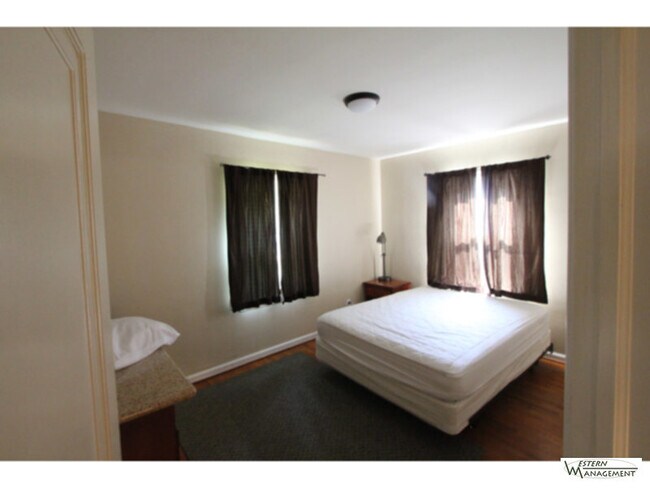 Building Photo - Single Family with Charm!