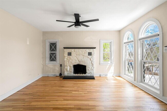 Foto del edificio - "Charming 3-Bedroom Home with 2 Full Baths in Prime Lakewood Location!"