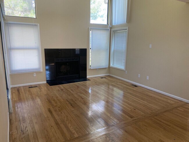 Foto del edificio - Beautiful 3 Bedroom 2 Bath Townhome Close to the Mountains!!