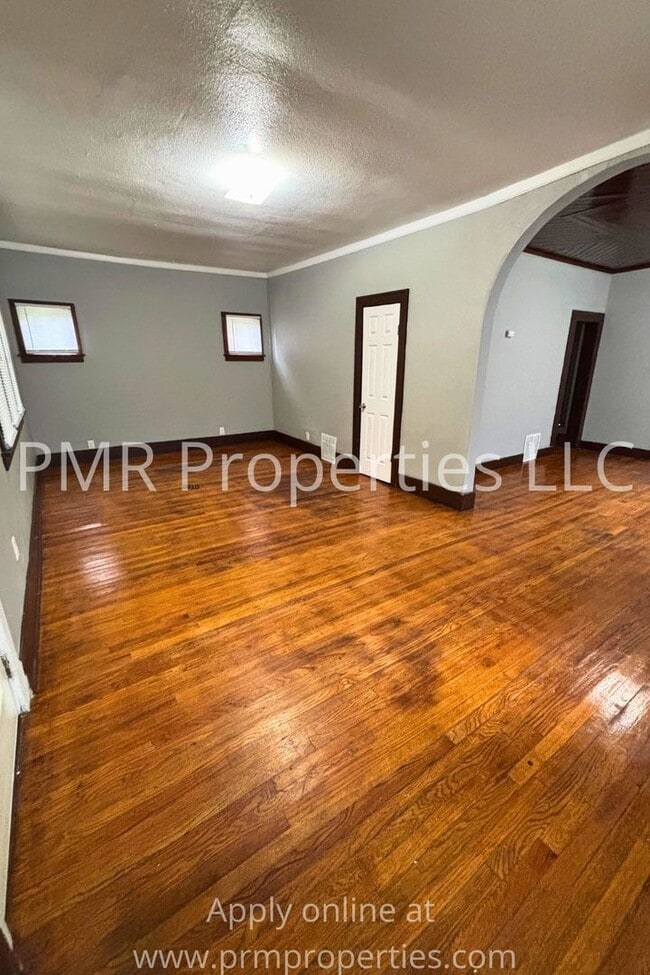 Building Photo - 3 Bedrooms / 1 Bathroom House