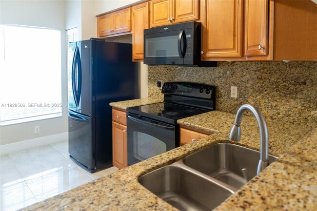 Building Photo - 16749 Hemingway Dr