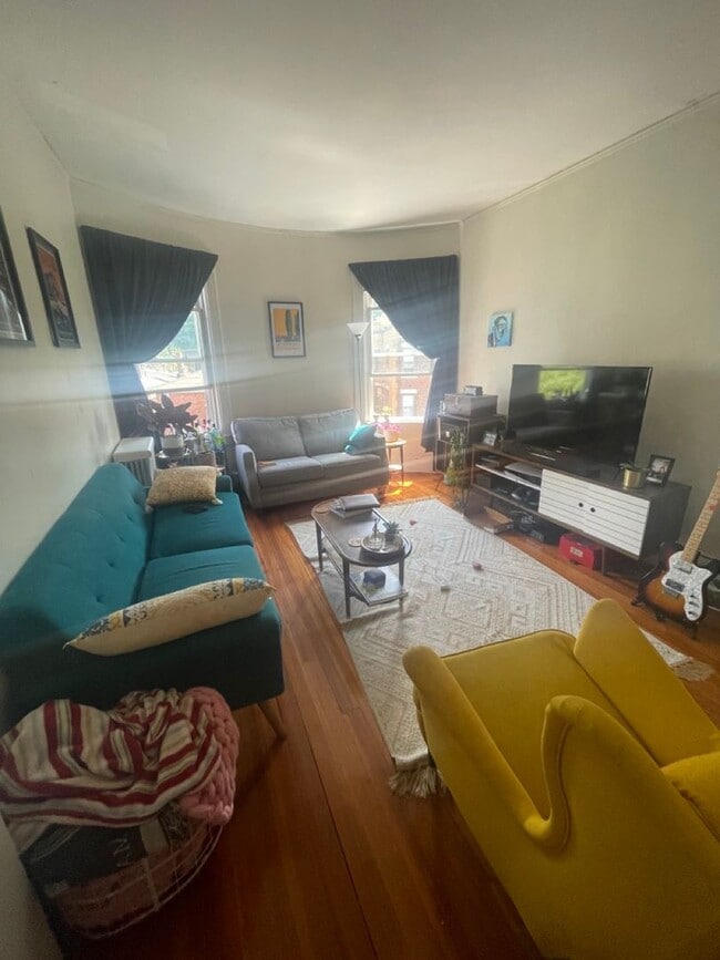Building Photo - 9/1 No Fee! Sunny 2BR w/private balcony, heat/hw inc!