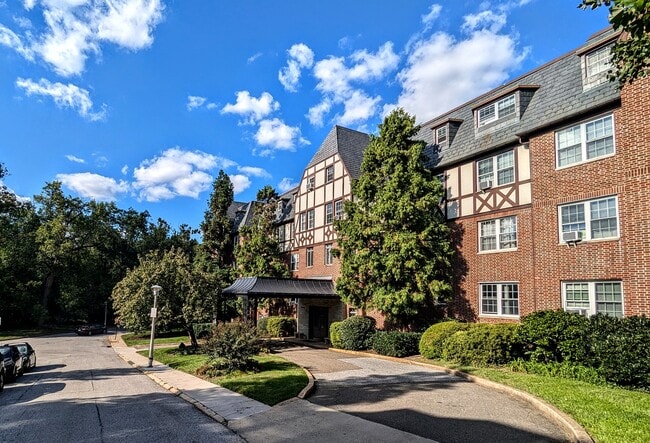 Beautiful Building and Neighborhood - 310 Ridgemede Rd