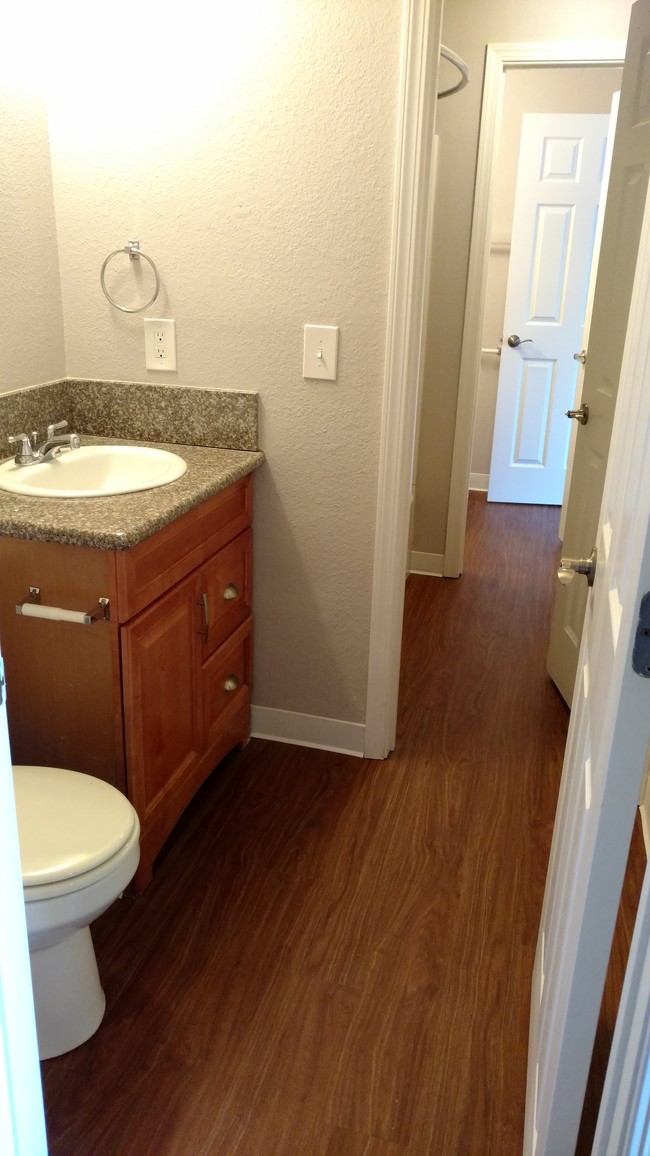 Jack & Jill bathroom style - Cascade Park Apartments