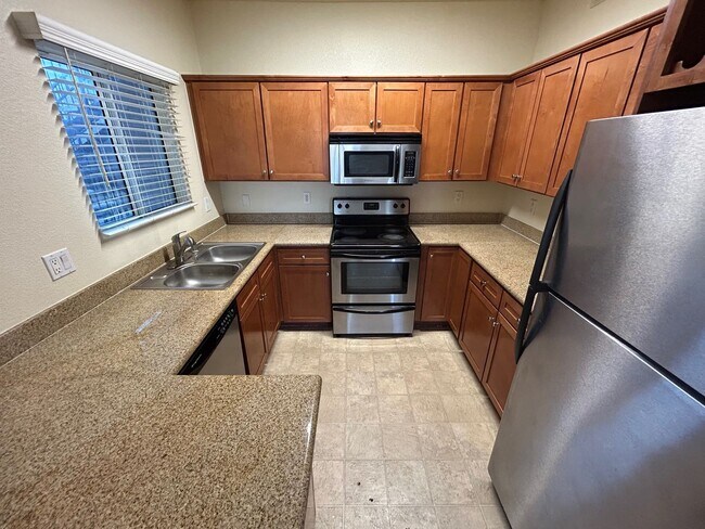 Foto del edificio - ADORABLE 2 BEDROOM 2 BATHROOM CONDO LOCATED IN A GATED COMMUNITY