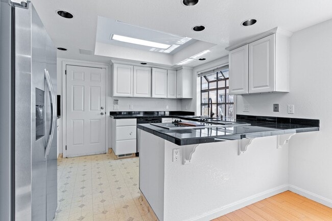 Building Photo - Utilities Paid! 3 Bedroom in Hayward with ...