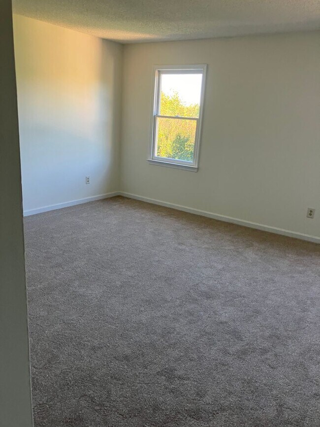 Foto del edificio - Two bedroom renovated townhouse in Oak Rid...