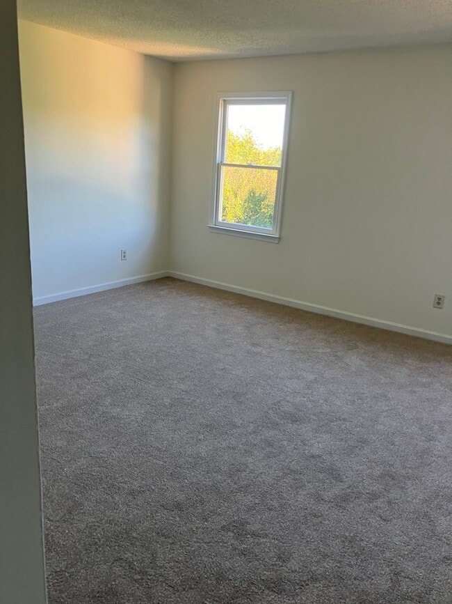 Building Photo - Two bedroom renovated townhouse in Oak Ridge Meadows