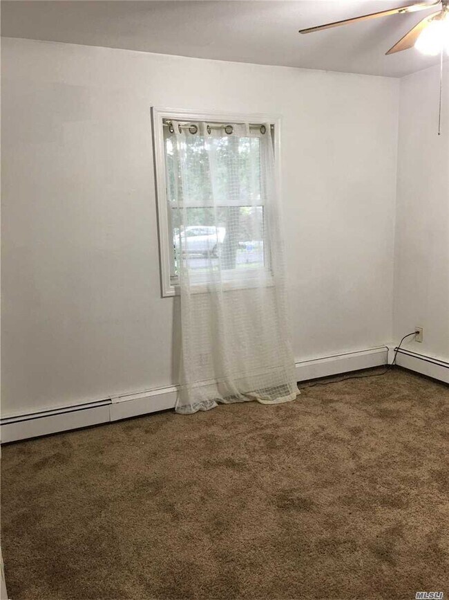 3 Camelot Dr, Centereach, NY 11720 Room for Rent in Centereach, NY