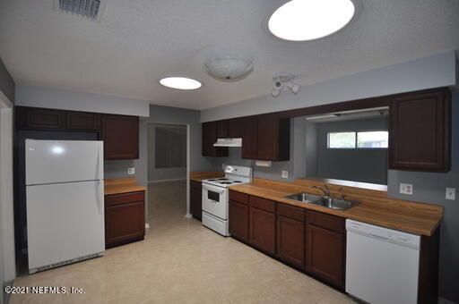 Building Photo - 11131 Oak Ridge Dr S
