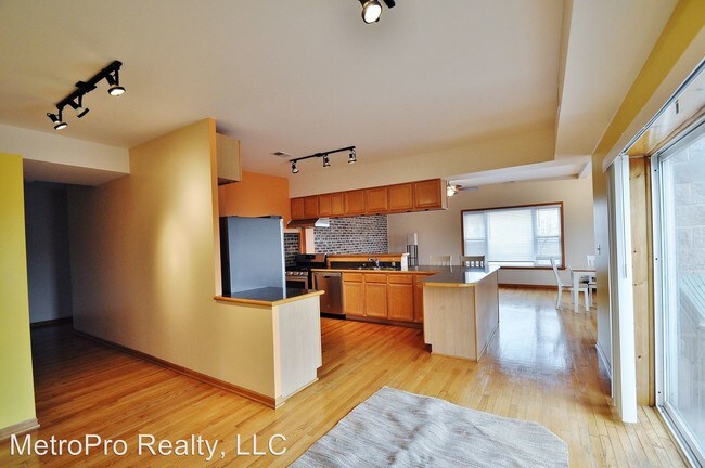 Building Photo - 3 br, 2 bath House - 900 E. 62nd St #3E