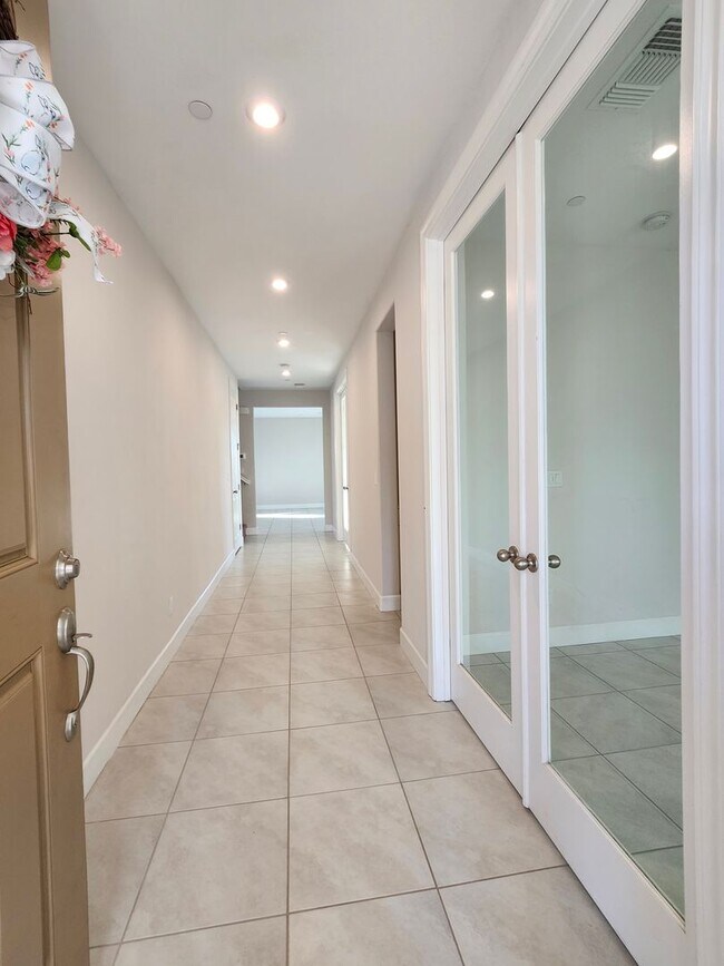 Foto del edificio - Beautiful Plumas Lake home on a large lot with SOLAR