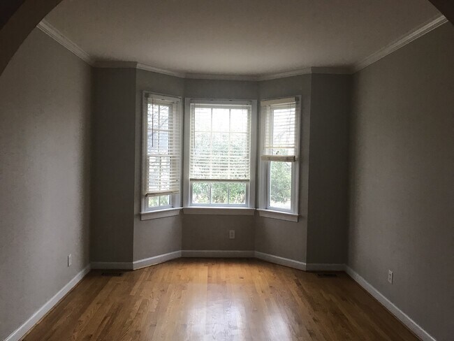 Building Photo - Beautiful 4 Bedroom Single Family Home wit...