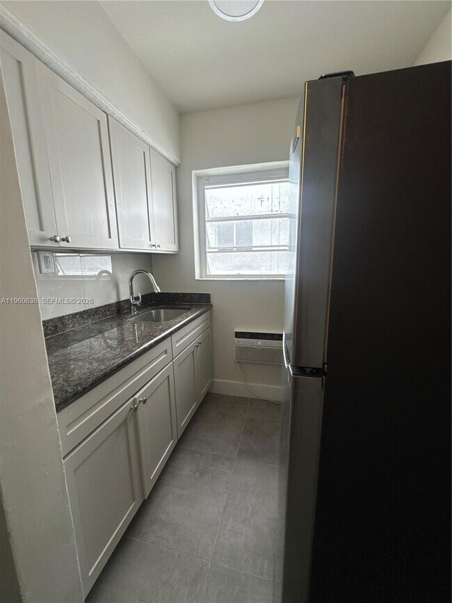 Building Photo - 1965 Calais Dr