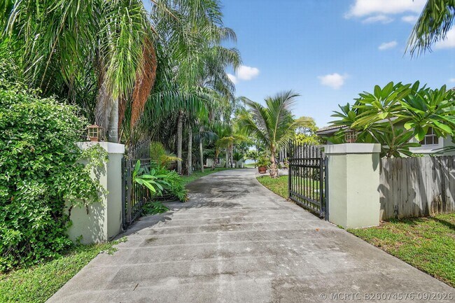 Foto del edificio - 6225 Pine Dr