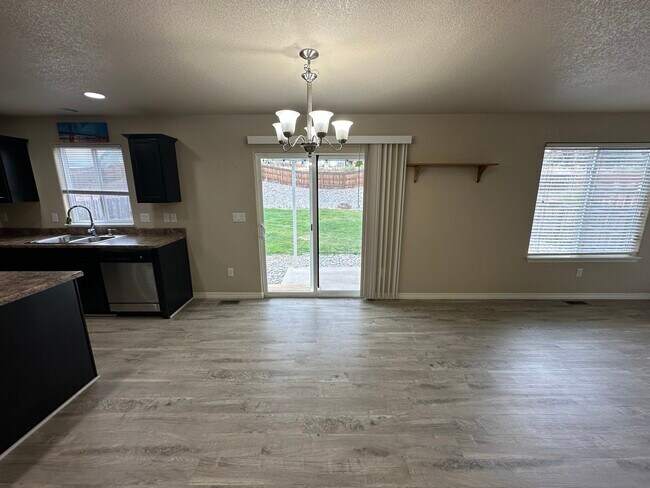 Foto del edificio - 8043 Pinfeather Dr