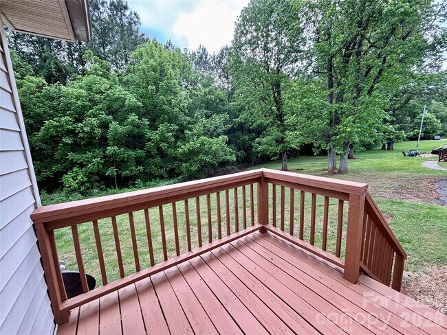 Foto del edificio - 1388 Roundtree Ln