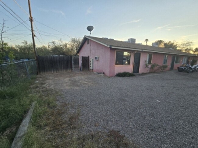 Foto del edificio - TRIPLEX 2BD/1BA COMING SOON!!! SPACIOUS BACKYARD!!