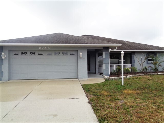 Foto principal - 6744 66th Ave E