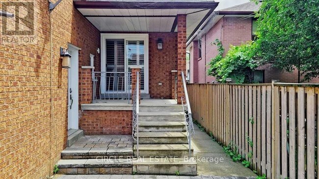 Building Photo - 18 Rosemeade Ave