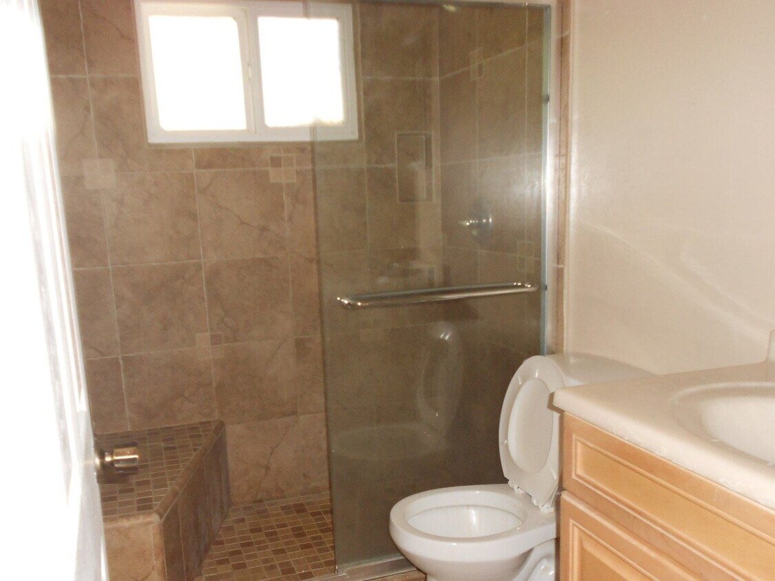 Building Photo - 2 bedroom 1 1/2 bath house located in Yuba...