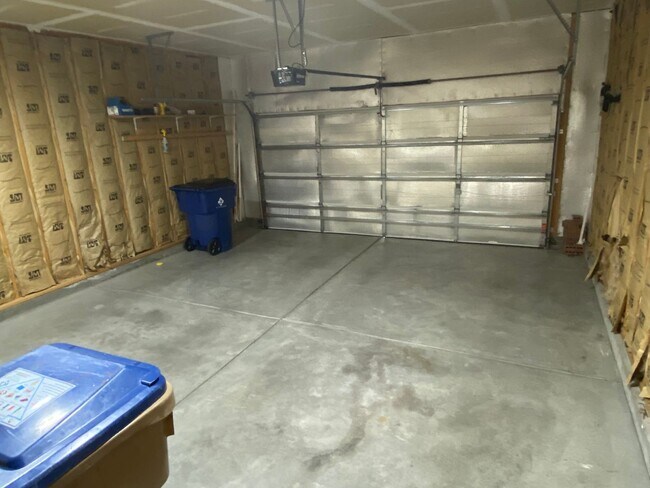 Building Photo - Beautiful 4 Bedroom Home in Derby with Bra...