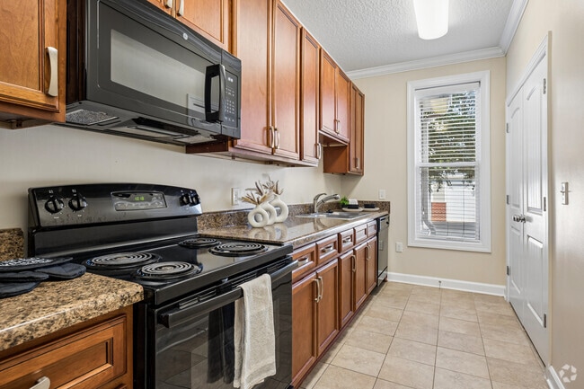 1BR, 1BA - 781SF - Kitchen - Ballantyne Commons Simpsonville