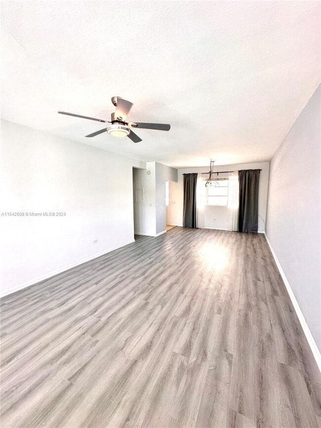 Building Photo - 4710 Pine Tree Dr