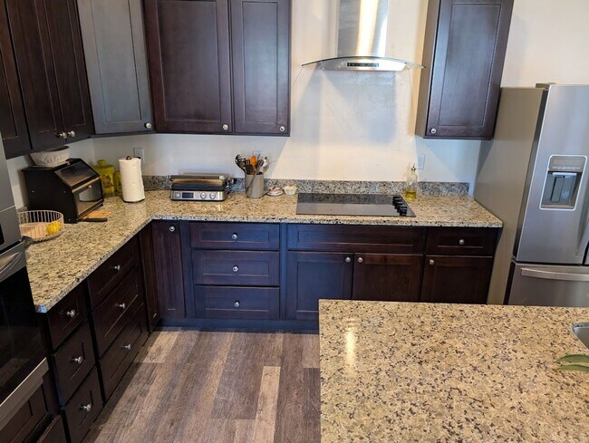 Foto del edificio - Newer contemporary home right downtown, al...