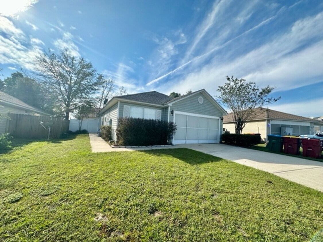 Primary Photo - Nice 3 Bedroom Home For Rent!
