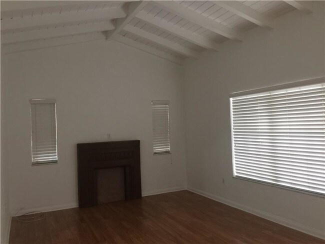 Foto del edificio - 7928 Byron Ave